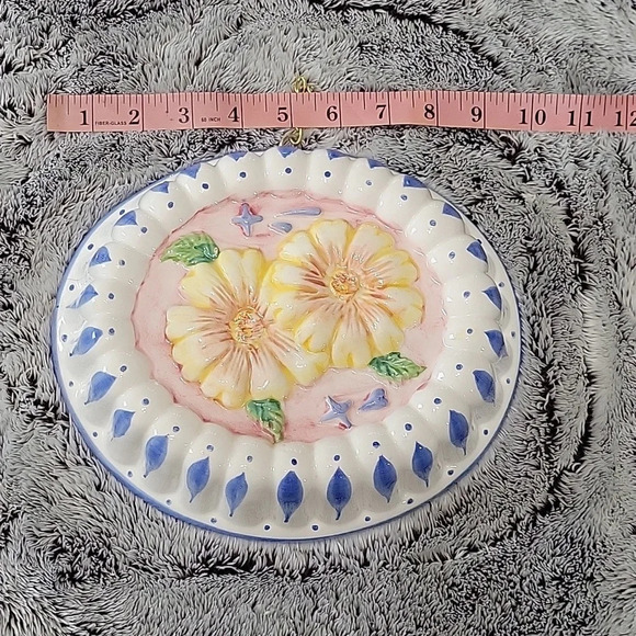 Vintage Ceramic Jello Mold Flowers White Pink with Yellow Daisys Wall Decor - Picture 1 of 8
